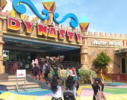 gerbang masuk wisata dynasty water world gresik 415x325 » Tempat Wisata Dynasty Water World Gresik yang Menarik untuk Anda Kunjungi