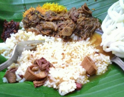 penyajian nasi krawu gresik dengan daun pisang 415x325 » Nasi krawu Khas Gresik yang sudah Menjadi Kuliner Melegenda