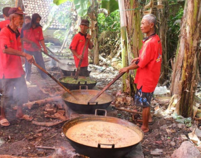 proses memasak kolak ayam khas gumeno gresik oleh kaum lelaki 415x325 » Lestarinya Tradisi Kolak Ayam Gresik Sejak 5 Abad yang Lalu