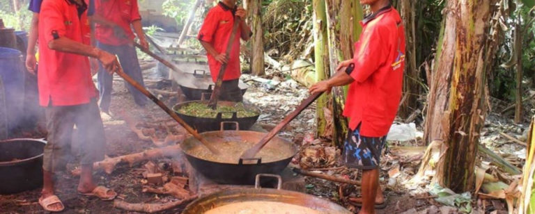 proses memasak kolak ayam khas gumeno gresik oleh kaum lelaki 768x308 » Lestarinya Tradisi Kolak Ayam Gresik Sejak 5 Abad yang Lalu