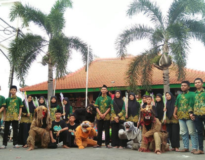 seni budaya pencak macan gresik 415x325 » Ini Uniknya Pertunjukan Pencak Macan Asal Gresik yang Wajib Anda Ketahui