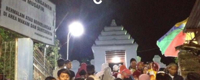 tradisi malam selawe gresik gerbang masuk makam sunan giri 768x308 » Tradisi Malam Selawe, Edisi Ziarah Akbar di Gresik