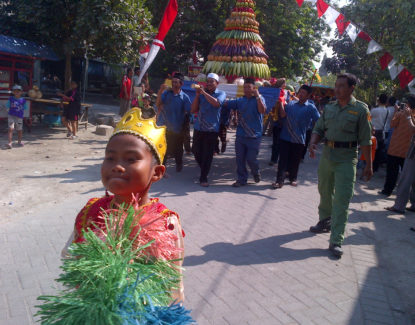 tradisi sedekah bumi arak arakan tumpeng raksasa warga desa kedanyang kebomas gresik 415x325 » Tradisi Sedekah Bumi, Wujud Unik Rasa Syukur Masyarakat Desa Kedanyang, Kebomas, Gresik