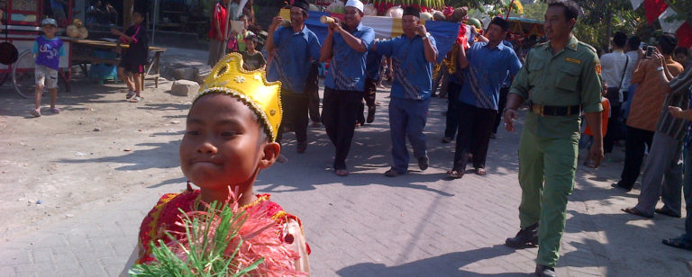 tradisi sedekah bumi arak arakan tumpeng raksasa warga desa kedanyang kebomas gresik 768x308 » Tradisi Sedekah Bumi, Wujud Unik Rasa Syukur Masyarakat Desa Kedanyang, Kebomas, Gresik