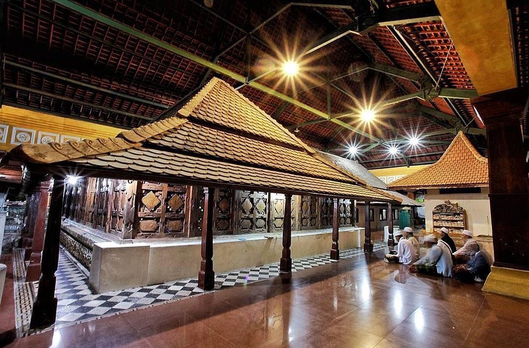 tradisi malam selawe gresik dalam cungkup makam sunan giri » Tradisi Malam Selawe, Edisi Ziarah Akbar di Gresik