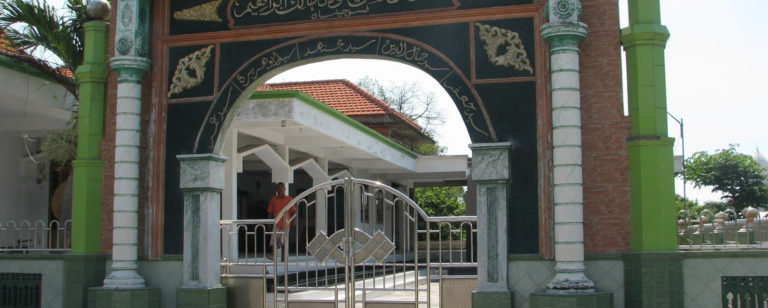 masjid pesucinan leran manyar gresik jawa timur 768x308 » Bukti Sejarah Penyebaran Agama Islam Di Kota Gresik